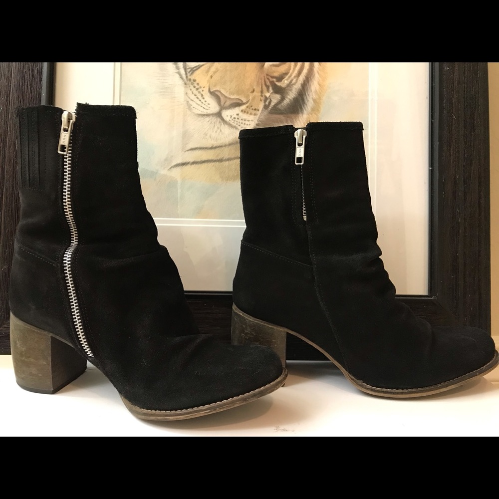 Women black boots